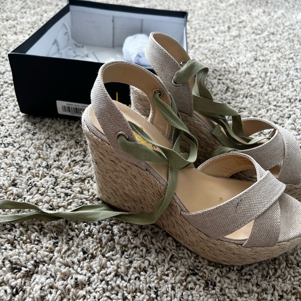 Lulus Wedges - Picture 2 of 2